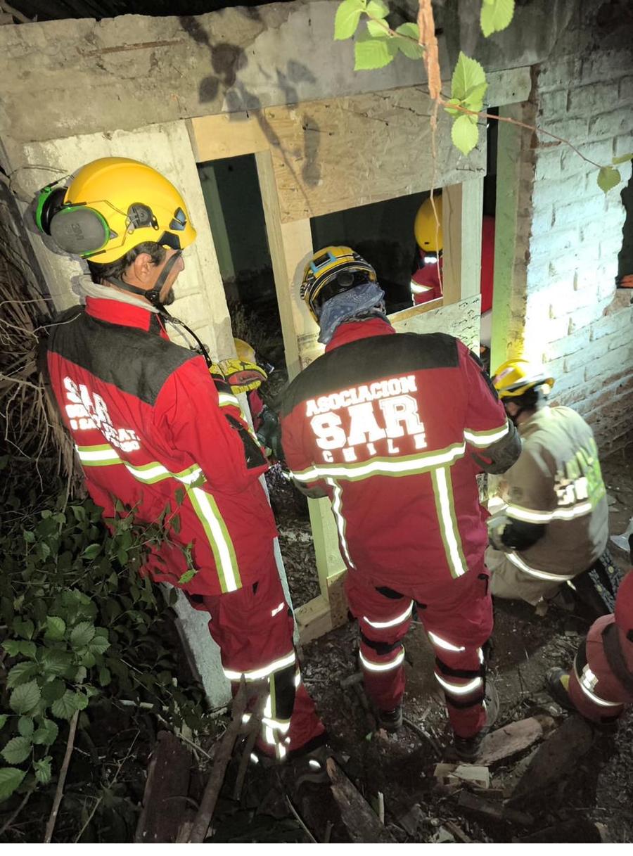Equipo ingresando a estructura durante ejercicio nocturno