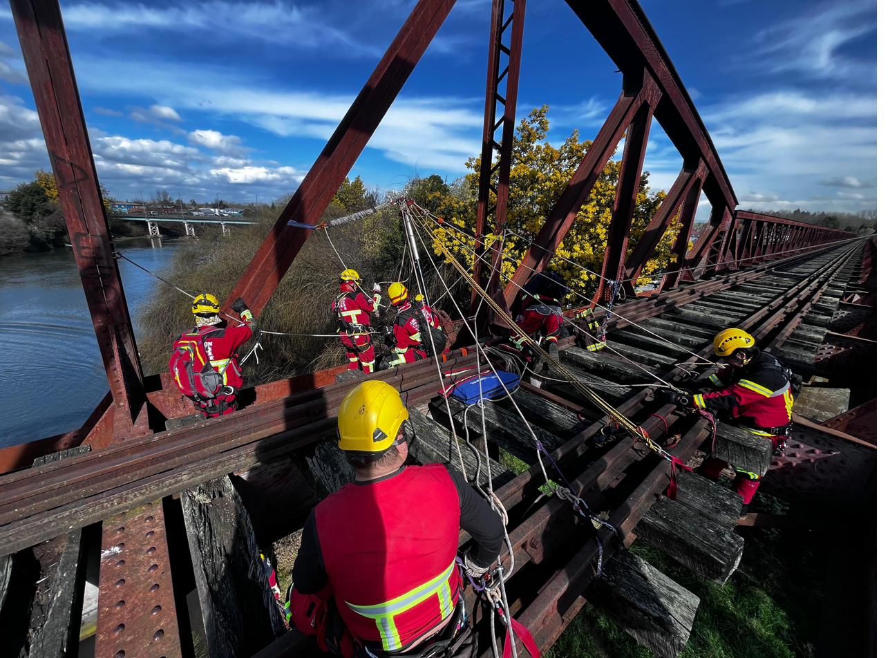 Rescate vertical sobre puente ferroviario