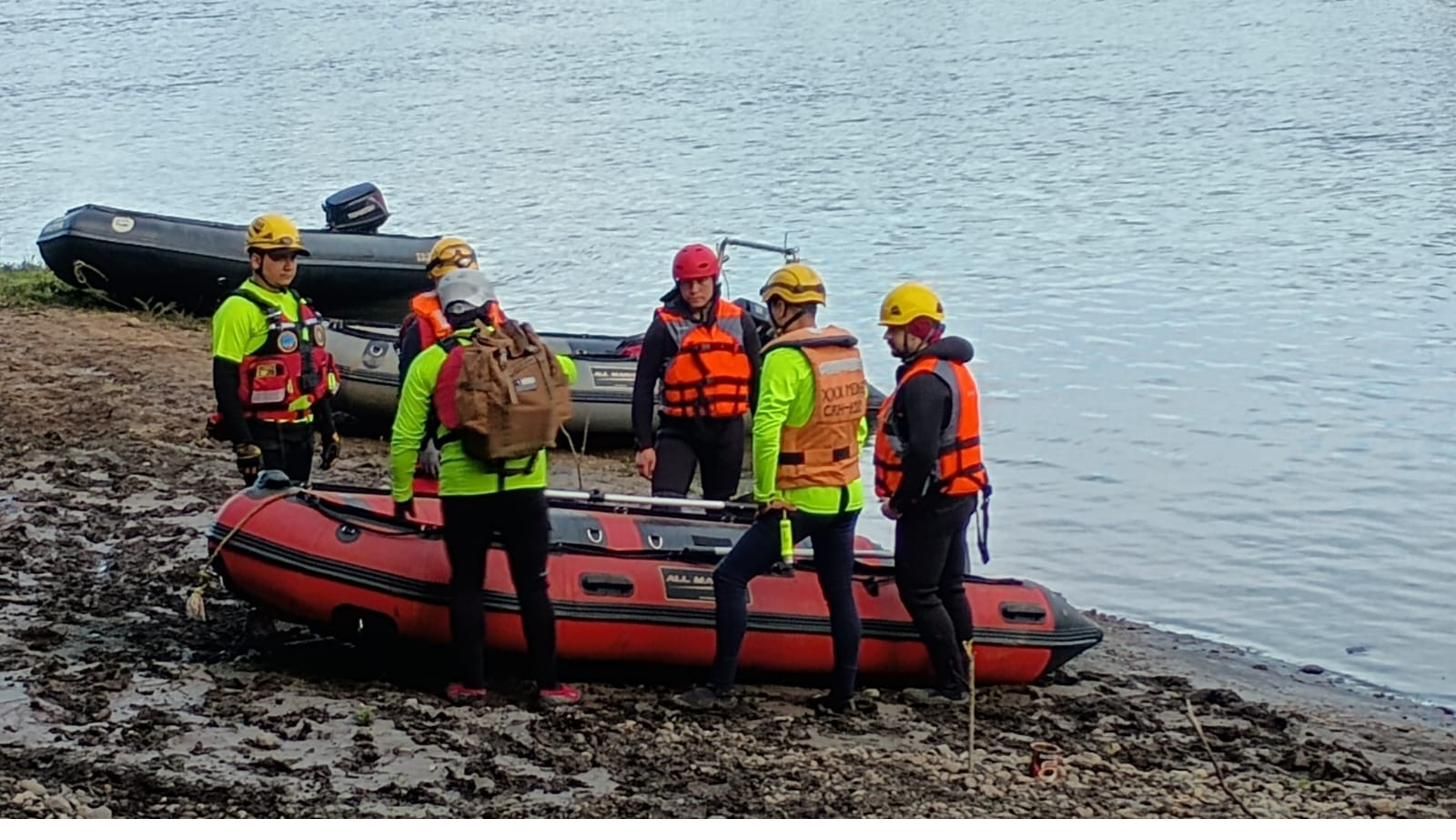 Equipo SAS con embarcaciones en zona ribereña