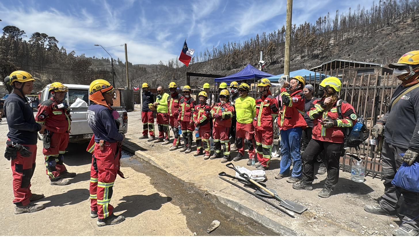 Voluntarios desplegados en emergencia de incendio forestal