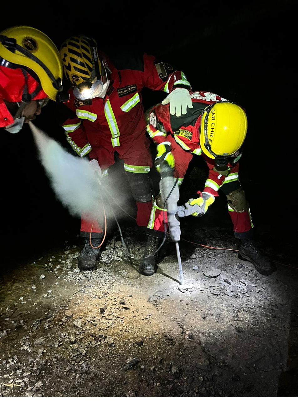 Voluntarios trabajando en remoción de escombros durante la noche